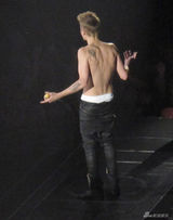 组图：比伯曝吸大麻后首登台 脱上衣半裸秀身材