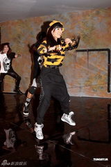 幻灯图：江若琳MV展示高难动作 苦练舞步双腿受伤