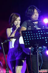 组图：五月天西岸音乐节开唱 女粉丝激动昏倒