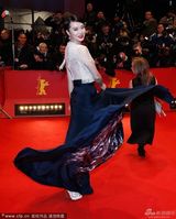 组图：《推拿》中国女星黄璐露背撩裙摆抢镜