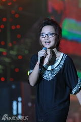 幻灯组图：江苏卫视跨年阵容强大 周笔畅眼镜被砸掉