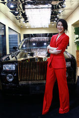 组图：黄奕邓超陈燃亮相上海车展 女王范PK中性风