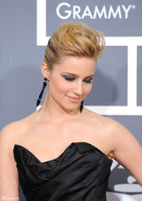 高清图：格莱美红毯 戴安娜-艾格伦黑裙烟熏妆