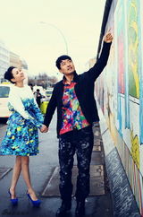 组图：郭晓冬程莉莎柏林街拍 手牵手过情人节