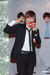 组图：日本团体风男塾现身香港 伪男造型吸引粉丝