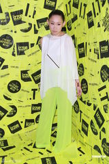 组图：何韵诗出席活动穿着个性 内地演贾宝玉