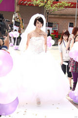 幻灯图：名模隋棠披婚纱亮相 娇俏可人身材窈窕