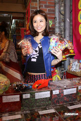 幻灯图：林心如单身情人节陪家人 盼来年有好姻缘