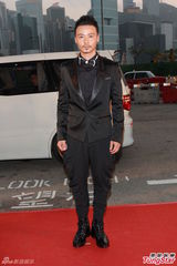 组图：蔡少芬老公张晋全黑西装打扮气势十足