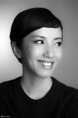 组图：旸姿白云黑白写真曝光 显优雅灵动气质