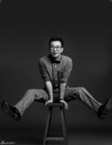 组图：黄海波黑白大片曝光 黑框逆天卖萌无止境