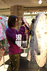 组图：周笔畅亮相时装周 潮店试装备战《歌手》