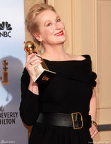 高清组图：梅丽尔-斯特里普获影后 开心展示奖杯