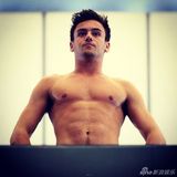 组图：英跳水正太曝海量生活照 秀腹肌吐舌卖萌