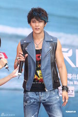 组图：汪东城摇滚风会歌迷 否认与炎亚纶有心结