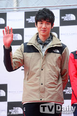 组图：李妍熙柳演锡穿情侣冲锋衣出席签名会