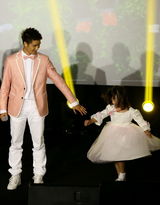 组图：《爸爸去哪儿》将播 李湘女儿偷吻小小志