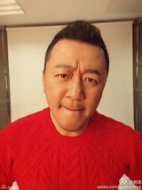 组图：郭涛穿大红毛衣过生日 与石头同是表情帝