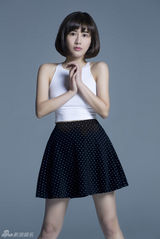 组图：夏梓桐别样清新写真 短发短裙清爽淡雅