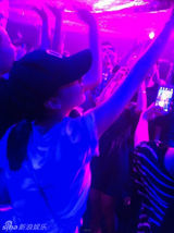 组图：张静初周冬雨看《极限震撼》 彻底玩high