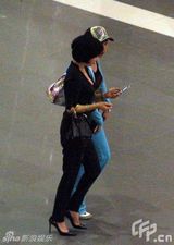 幻灯图：刘嘉玲上海连巡酒吧 细高跟不似怀孕流产