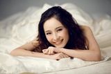 幻灯图：李曼拍摄写真 白色纱裙宛如新娘