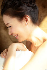 组图：柯蓝演绎婚尚浪漫 置身仙境化身爱丽丝