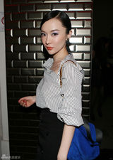 组图：霍思燕简约装扮巴黎看秀 称秀场承载惊喜