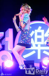 组图：韩团 Ladies' Code 亮相热情乐书演唱会秀美腿