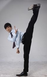 幻灯图：吴奇隆扮白领版李小龙 新广告似动作大片