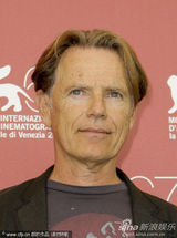 高清：《米克的近路》发布 男星格林伍德“蹲墙角”