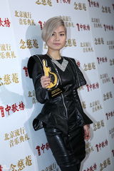 高清图：群星中歌榜后台亮相展示奖杯