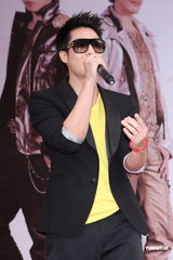 组图：周汤豪长针眼戴墨镜遮丑 公布择偶条件