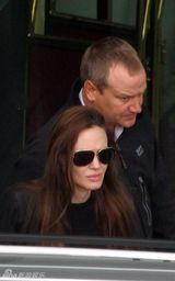 组图：茱莉机场邂逅安妮斯顿 昔日情敌擦肩而过