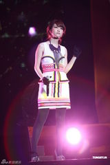 组图：毛宁林忆莲领衔音乐会 《你是我的眼》秀歌技