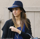 组图：阿尔芭潮装抢镜 头戴宽檐帽变时尚达人