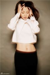 组图：殷桃最新写真大片 露马甲线一展帅气