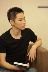 组图：梁博澄清没在美国卖艺 发新歌没空拍MV