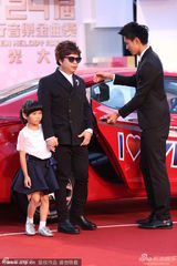 组图：盲人兄弟王俊杰戴黑墨镜牵小萝莉亮相