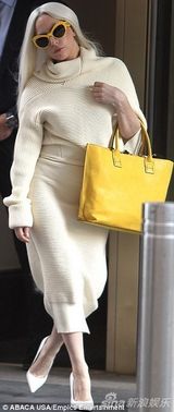 组图：Gaga全粉武装 脚踩招牌恨天高大帽遮阳