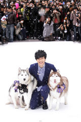 组图：林俊杰牵狗办握手拍照会 承认公司下禁爱令