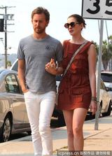 组图：海瑟薇与男友牵手逛街 亚当傻笑我媳妇美吧 