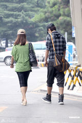 幻灯图：魏晨低调现身医院 口罩遮面疑似整容