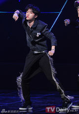 组图：EXO等亮相《M！Countdown》Busker夺冠