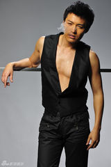 幻灯图：郑国霖半裸镜头性感秀肌肉 野性十足