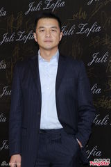 组图：李亚鹏离婚后香港露笑容 刘嘉玲贵妇装扮