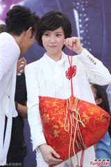 组图：汪东城蔡旻佑台北为电视原声带签唱