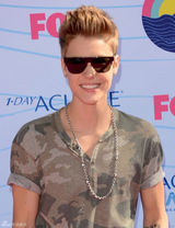 组图：青少年选择奖红毯 贾斯汀-比伯黑超耍酷