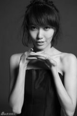 组图：高露黑白写真复古范儿 低胸露肩小性感