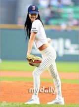 组图：韩国女艺人Clara担任棒球比赛开球嘉宾